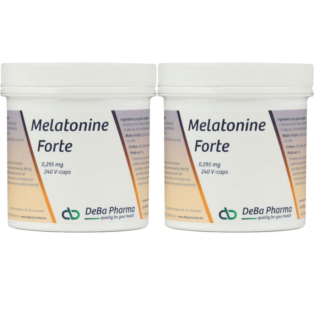 Twee witte potten met de tekst "Melatonine Forte". Opschrift: 0,295 mg, 240 V-caps. Merk: DeBa Pharma.
