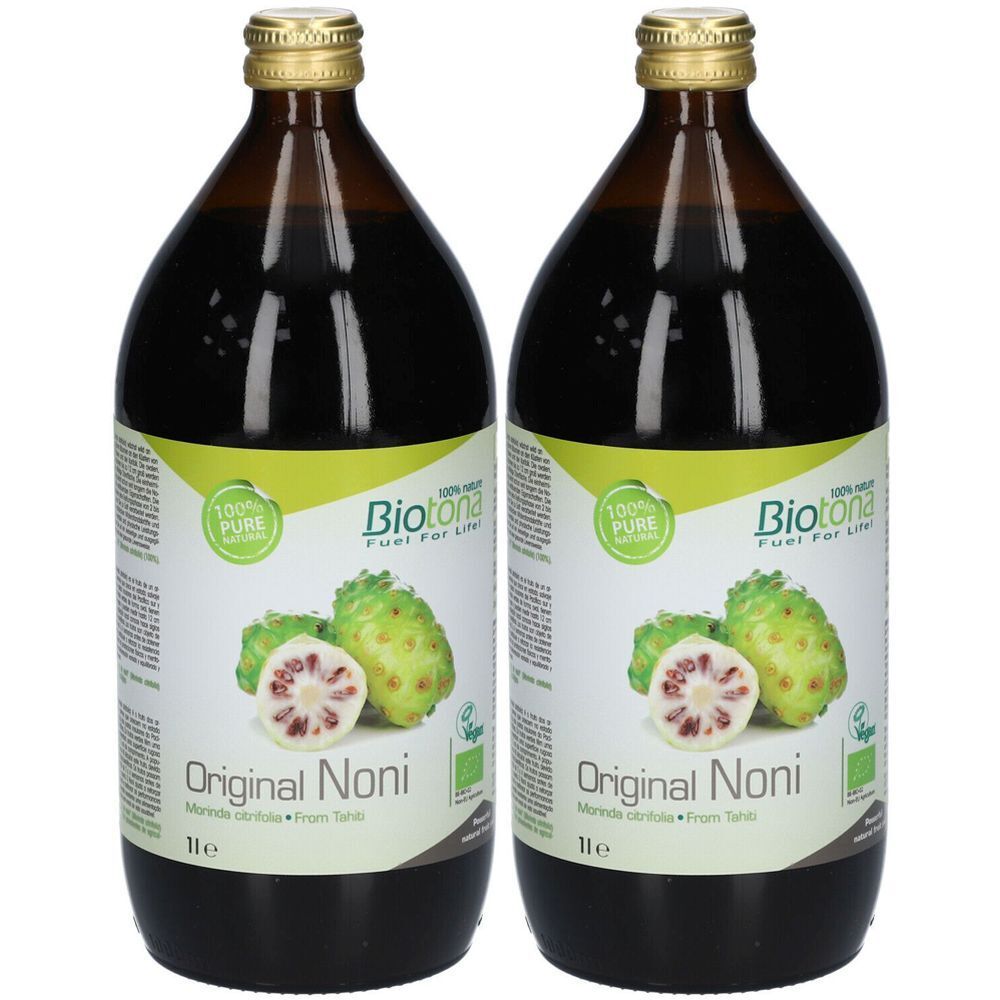 Twee flessen Biotona Original Noni-sap. Bruine glazen flessen met gouden doppen en etiketten met productinformatie en noni-vrucht.