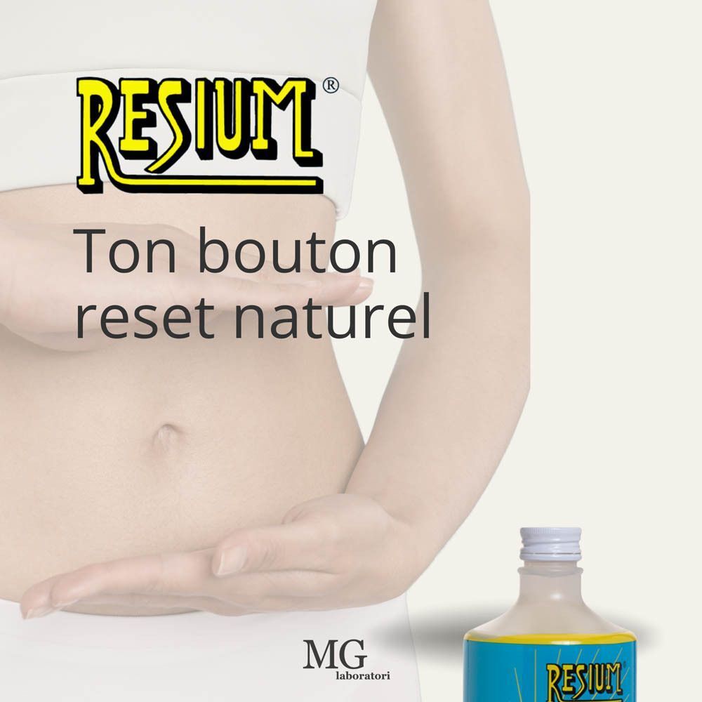 Bouteille Resium® à côté d'un verre de liquide, avec focus sur le ventre d'une femme.