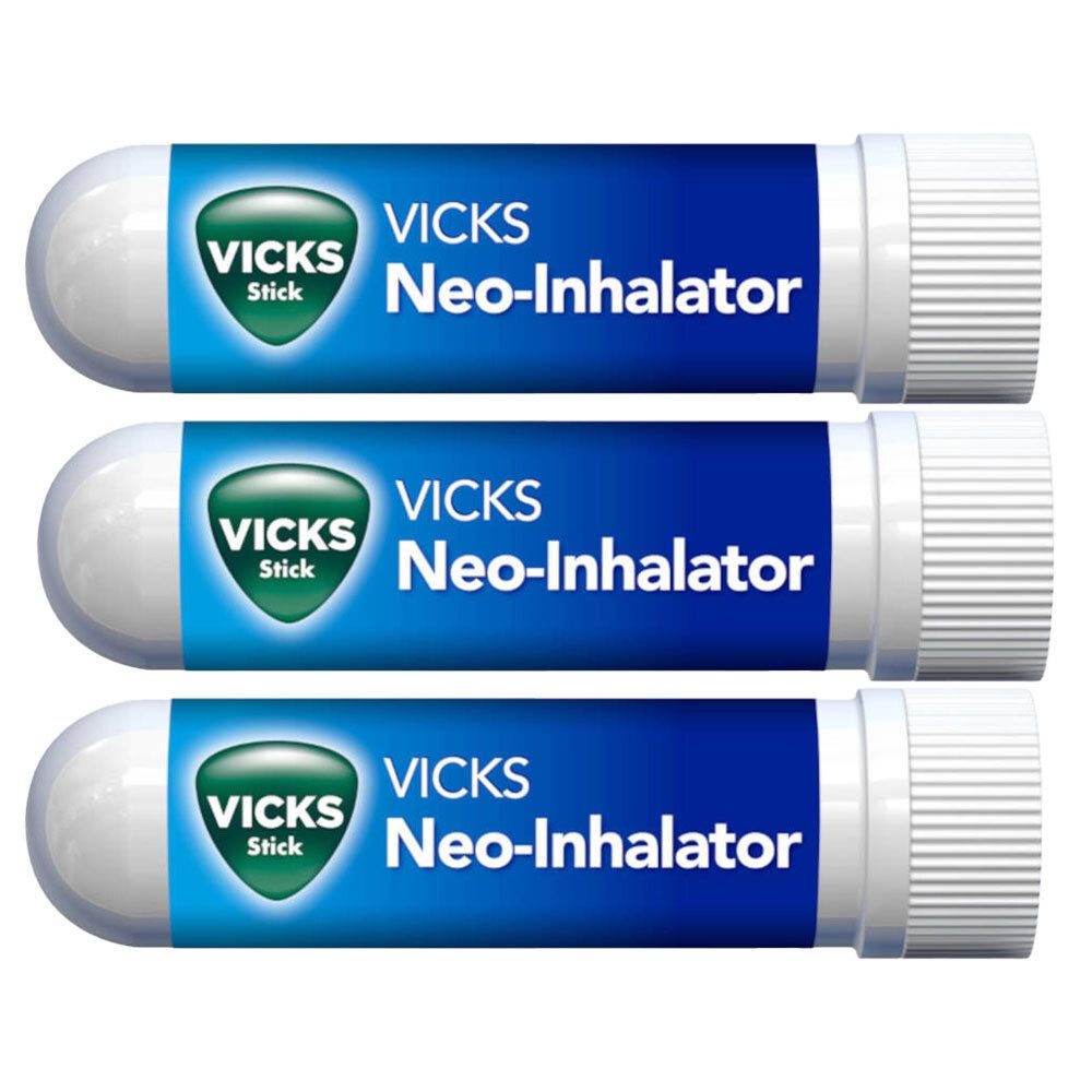 Drie Vicks Neo-inhalators. Blauwe cilindrische behuizingen met witte dop en punt. Opschrift: Vicks Neo-Inhalator.