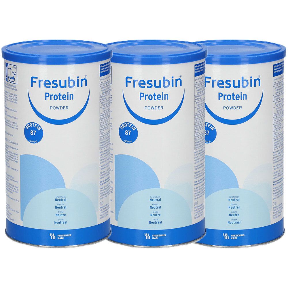 Trois boîtes de Fresubin Protein Powder. Couvercles bleus, boîtes blanches avec texte et logo bleus. Inscription : Protein 87, Neutre.