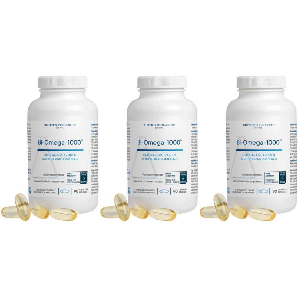 Drie witte flessen Biotics Research Bi-Omega-1000 met 90 capsules en drie capsules ernaast.