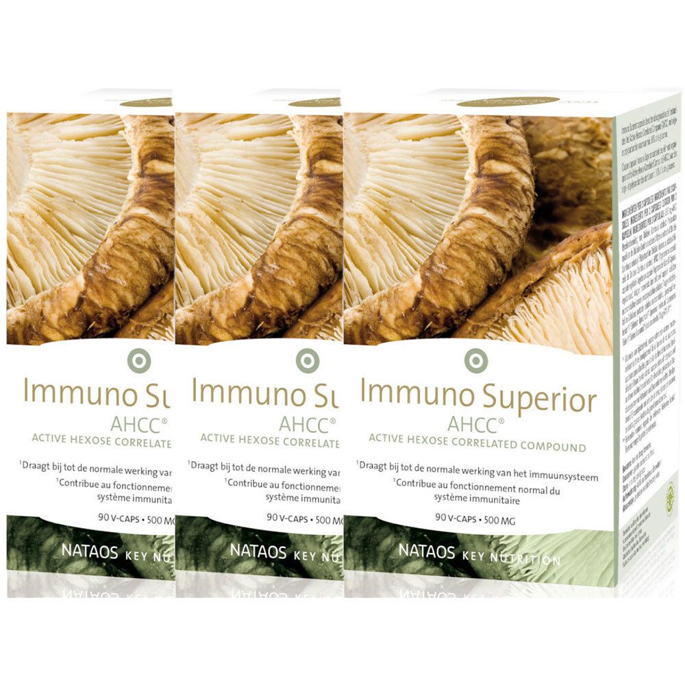 Drie dozen Nataos Key Nutrition Immuno Superior AHCC®. Opschrift: AHCC®, 90 V-Caps, 500 MG. Achtergrond: paddenstoelstructuur.