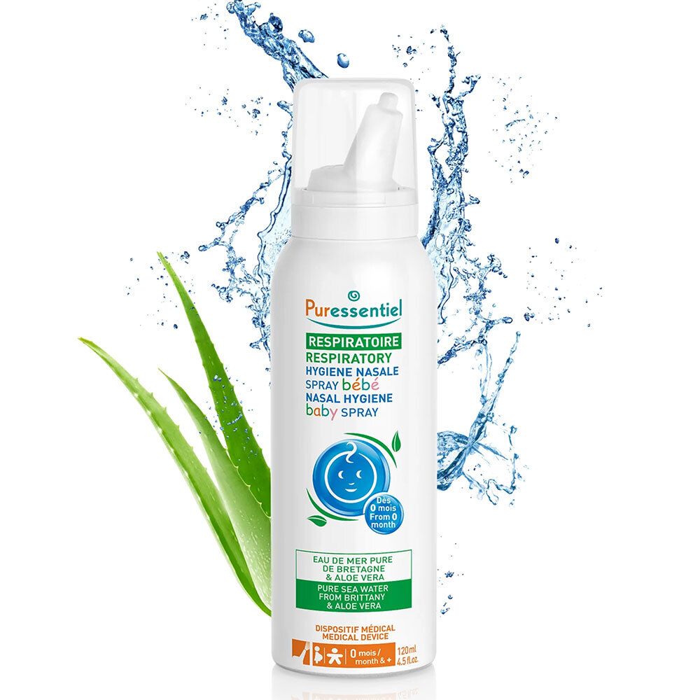 Spray nasal bébé. Flacon blanc avec étiquette verte. Effet eau et aloe vera en arrière-plan.