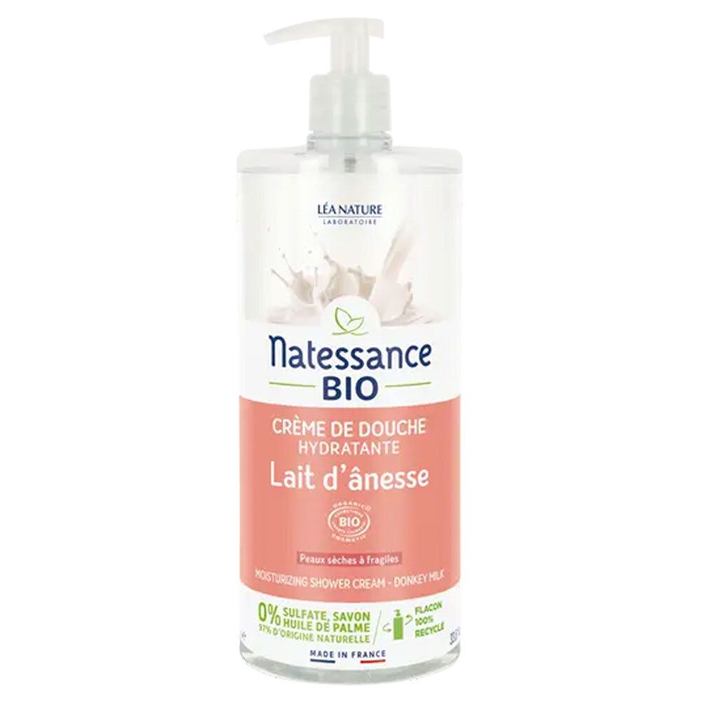 Flacon de crème de douche avec pompe. Étiquette blanche avec nom et logo du produit. Zone rose avec texte. Certification bio.