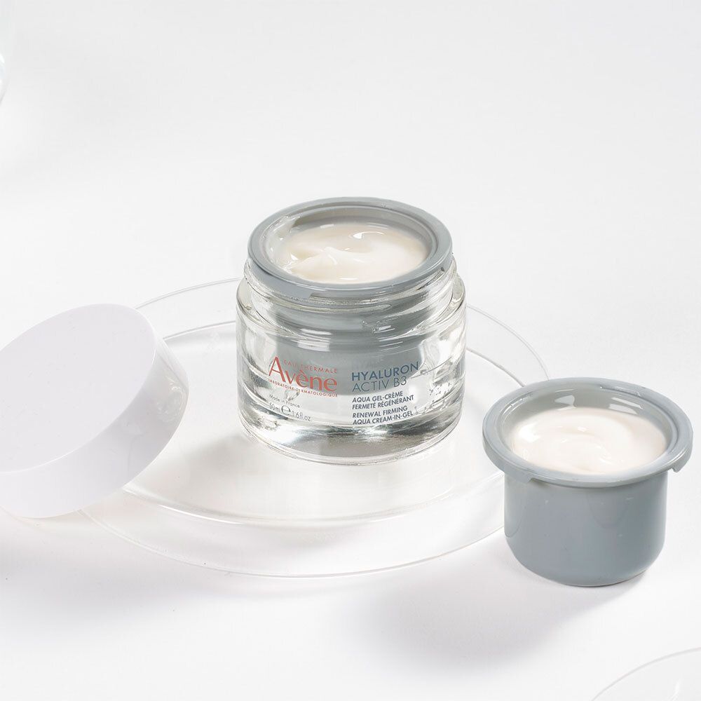 Verre avec crème et couvercle. Produit: Avene Hyaluron Activ B3. Petit pot avec crème.