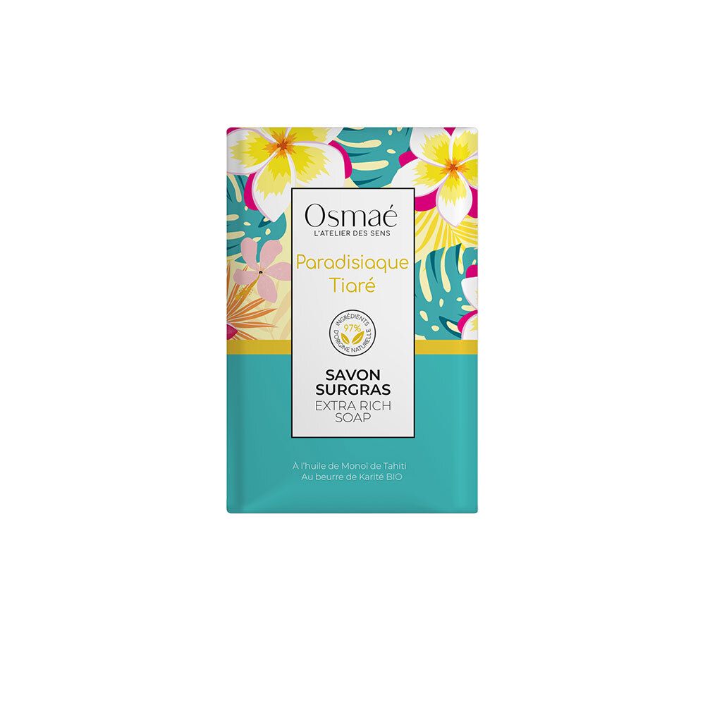 Verpakte zeep. Turquoise achtergrond met bloemenpatroon. Tekst: OSMAE, Paradisiaque Tiaré, Savon Surgras Extra Rich Soap.
