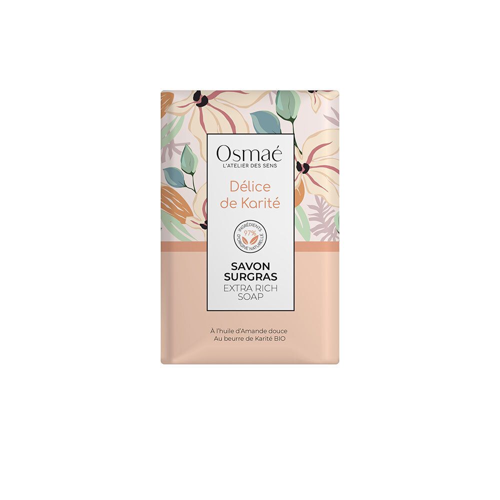 Rechthoekig verpakte zeep. Merk Osmaé, opschrift 'Délice de Karité'. Roze-wit bloemmotief. 'Savon Surgras'.