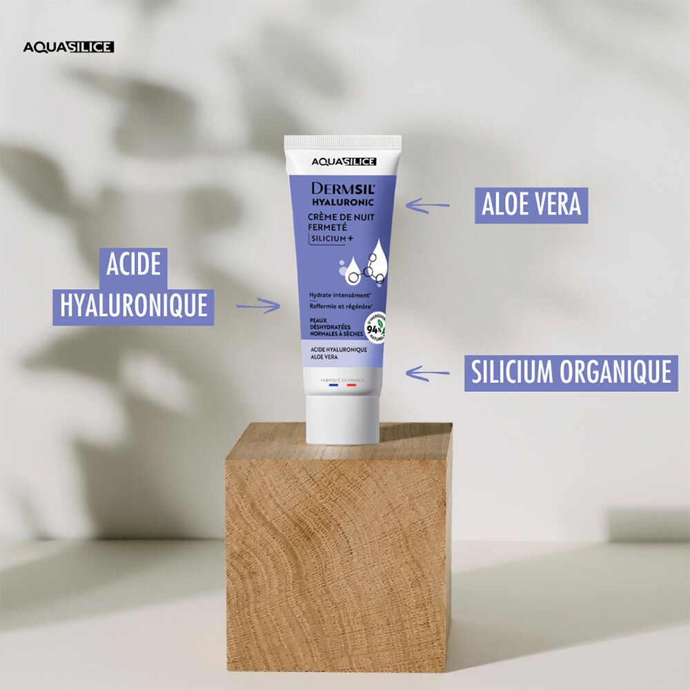 Aquasilice Dermsil Hyaluronic nachtcrème op een houten blok, met pijlen die naar ingrediënten wijzen.