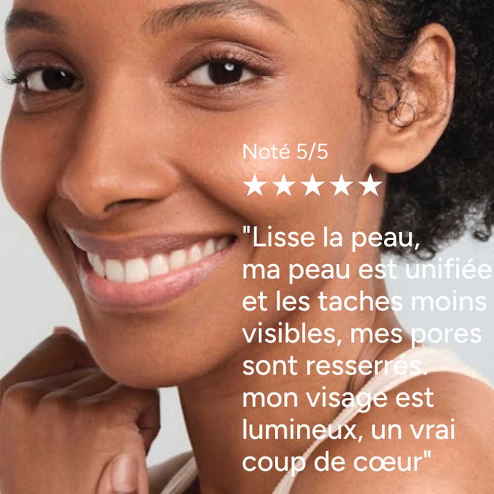 Femme souriante, gros plan sur la peau avec étoiles et texte.
