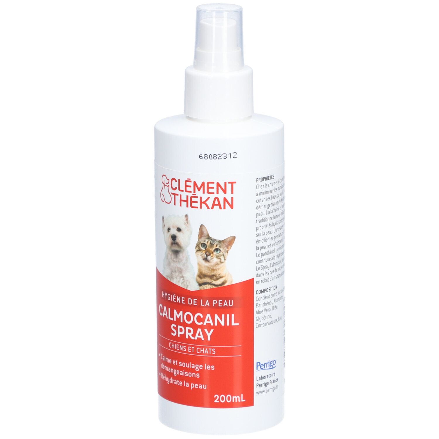 Witte sprayfles. Zichtbare logo's en productnaam. Afbeelding van hond en kat. Rode strook met productnaam en tekst.