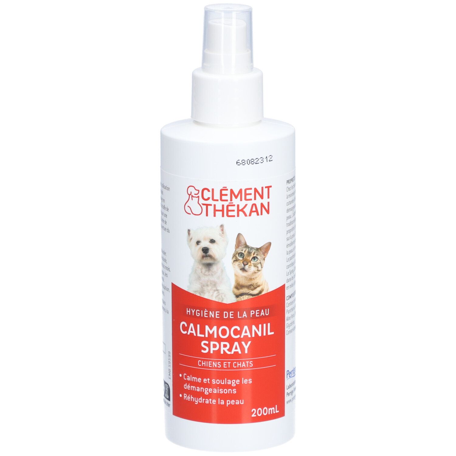 Witte sprayfles. Zichtbare logo's en productnaam. Afbeelding van hond en kat. Rode strook met productnaam en tekst.