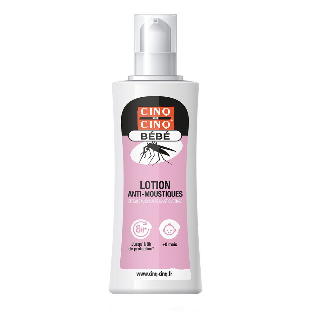 Witte fles met pomp. Zwart etiket met logo en tekst. Roze vlak met insectenafbeelding en tekst. "Lotion Anti-Moustiques Bébé".
