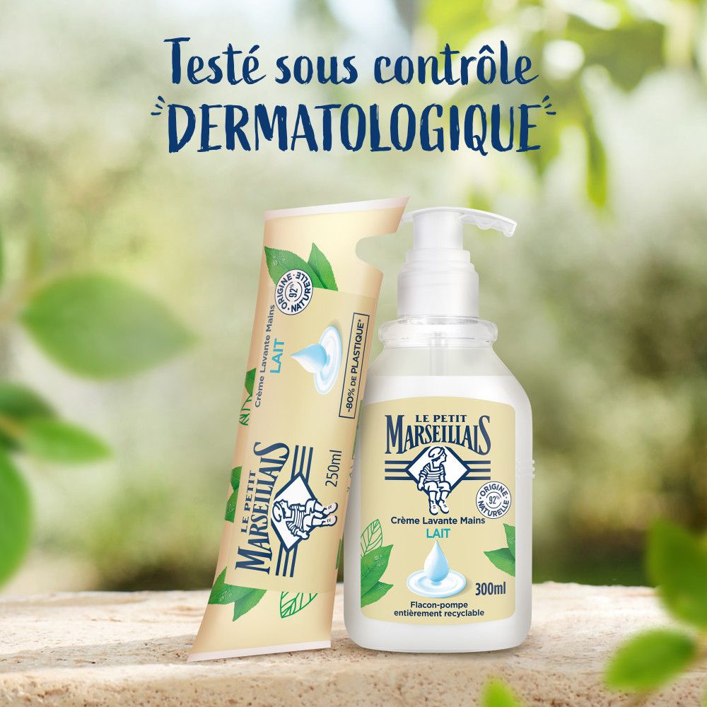 Flacon et sachet de Crème lavante Mains Lait. Marque Le Petit Marseillais. Texte: Testé sous contrôle dermatologique.