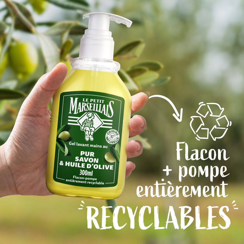 Main tenant un flacon. Texte : Flacon + pompe entièrement recyclables. Symbole de recyclage.