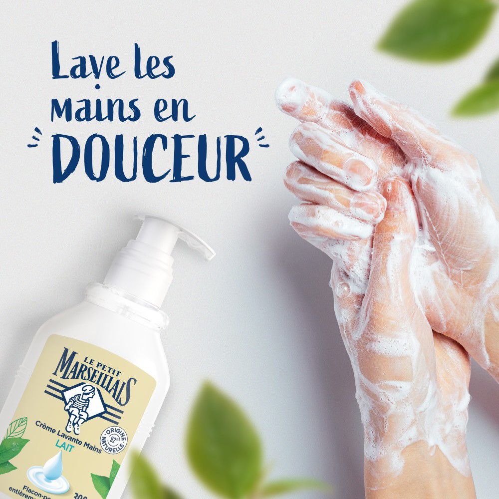 Mains avec mousse. Texte: Lave les mains en DOUCEUR. Produit en arrière-plan.