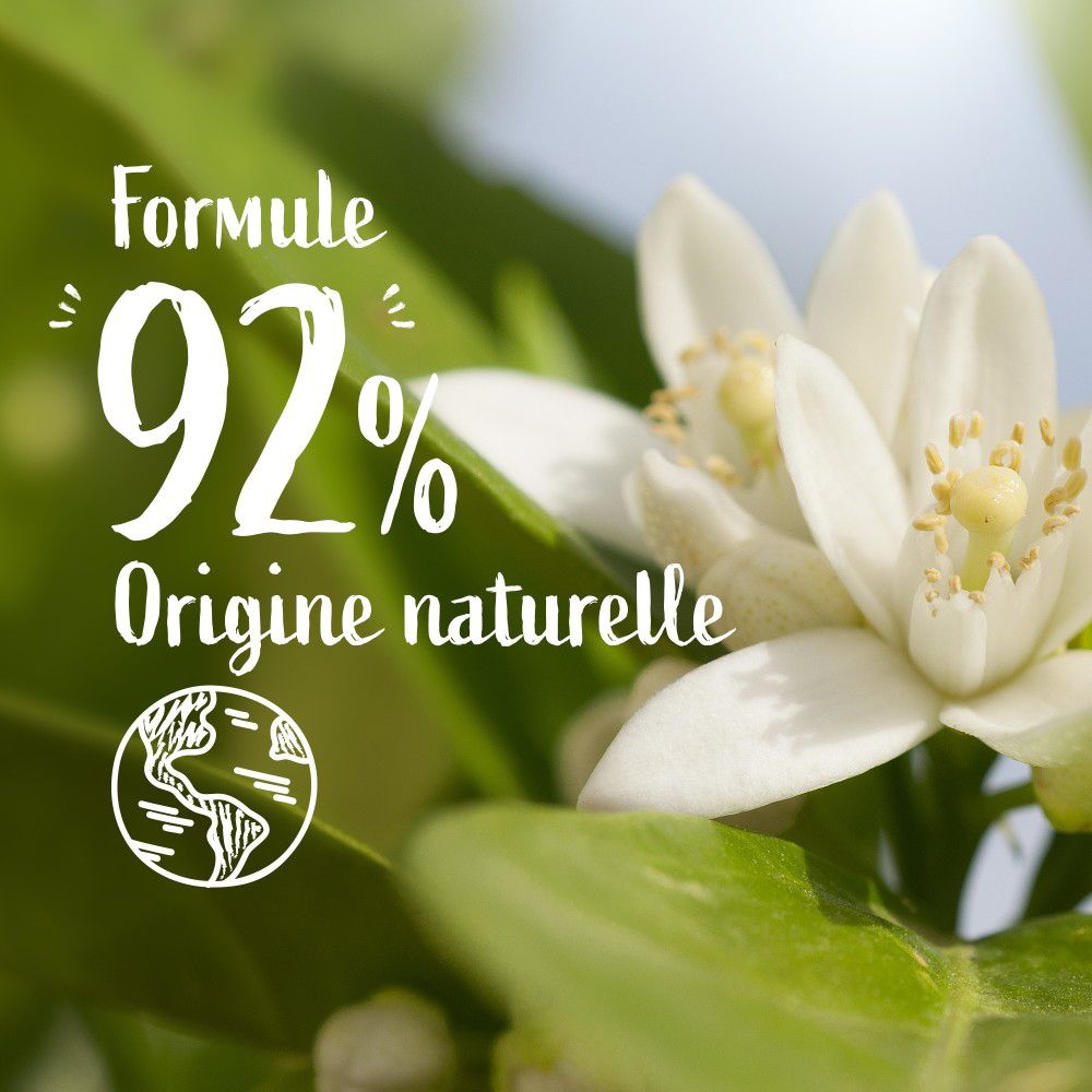 Gros plan sur des fleurs et des feuilles. Texte: Formule 92% d'origine naturelle. Symbole du globe terrestre.