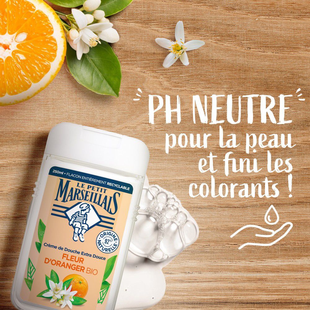 Le Petit Marseillais Crème de Douche Bio Fleur d’Oranger fles. Tekst: pH-neutraal voor de huid. Bloemen en zeep.