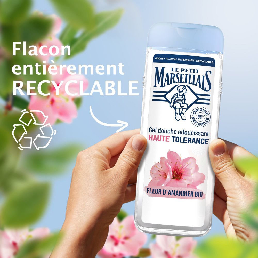 Handen houden fles. Tekst: Fles volledig recyclebaar. Le Petit Marseillais, Gel douche adoucissant.