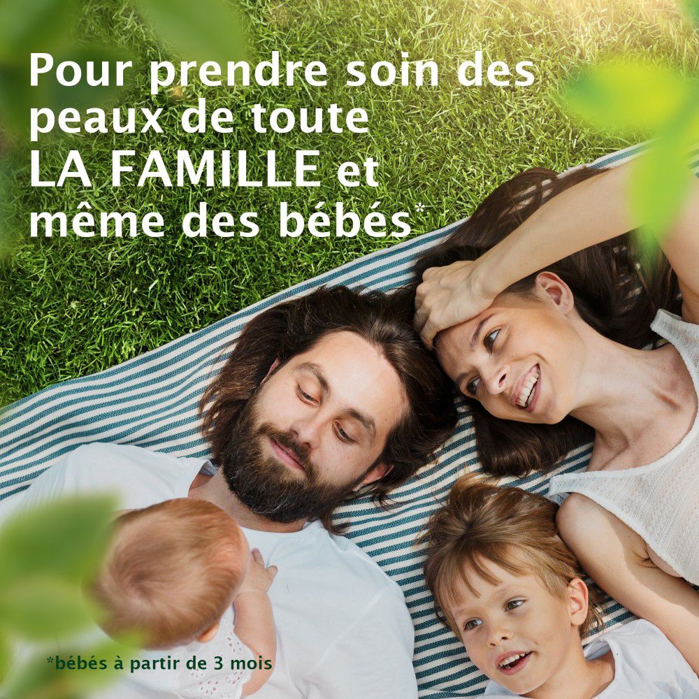 Familie ligt op een deken. Tekst: Voor de huid van het hele gezin en zelfs baby's.