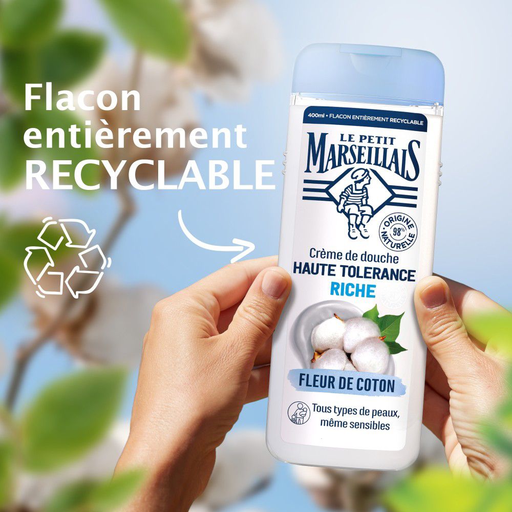 Handen houden douchecrèmefles. Fles recyclebaar.