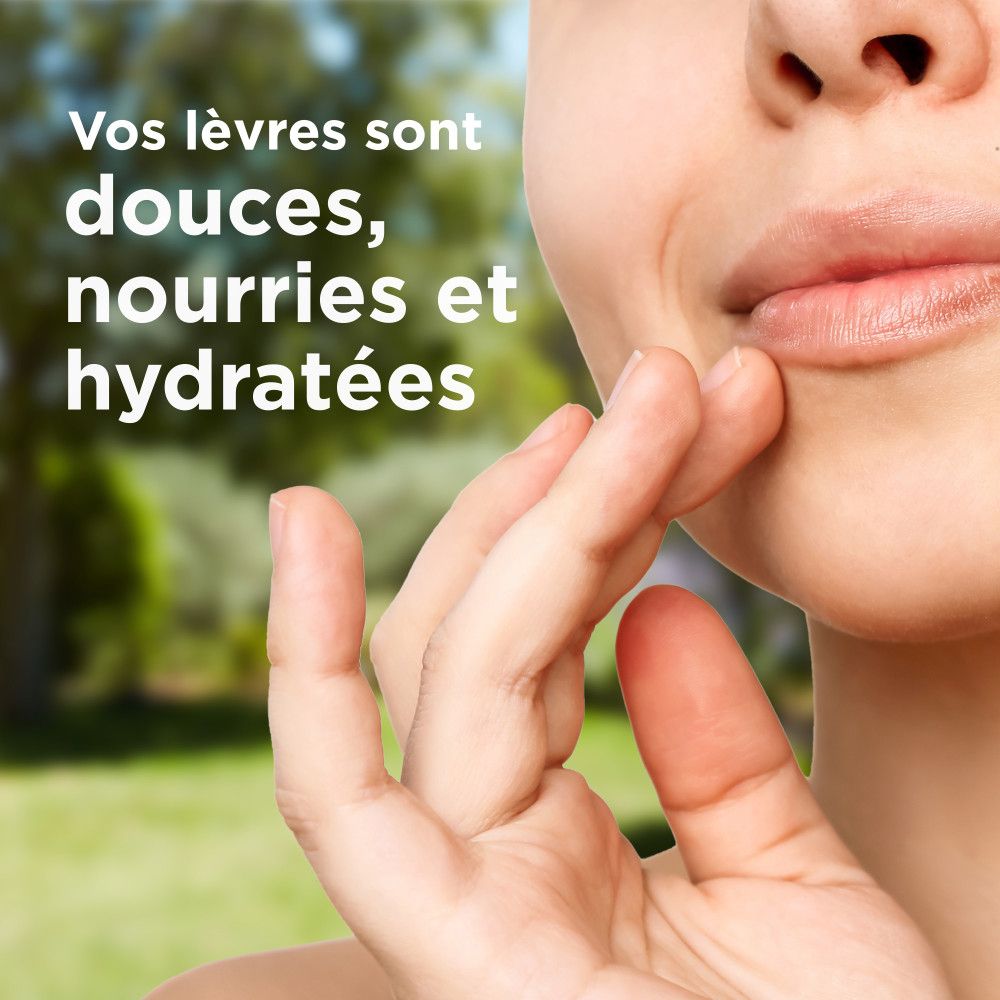 Close-up van persoon die lippenbalsem aanbrengt. Tekst: Je lippen zijn zacht, gevoed en gehydrateerd.