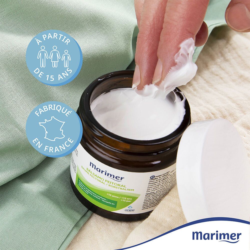 Hand neemt crème uit pot Marimer Nature Baume Pectoral Adultes Bio. Tekst: Vanaf 15 jaar, gemaakt in Frankrijk.
