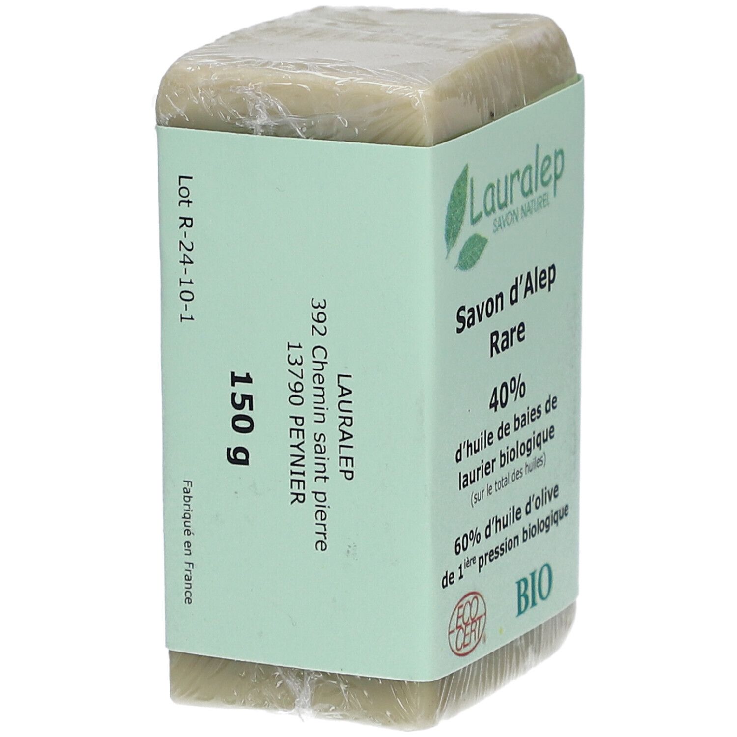 Verpakte zeep met label. Naam, gewicht 150g, adres en bio-certificering. Groenachtige kleur.