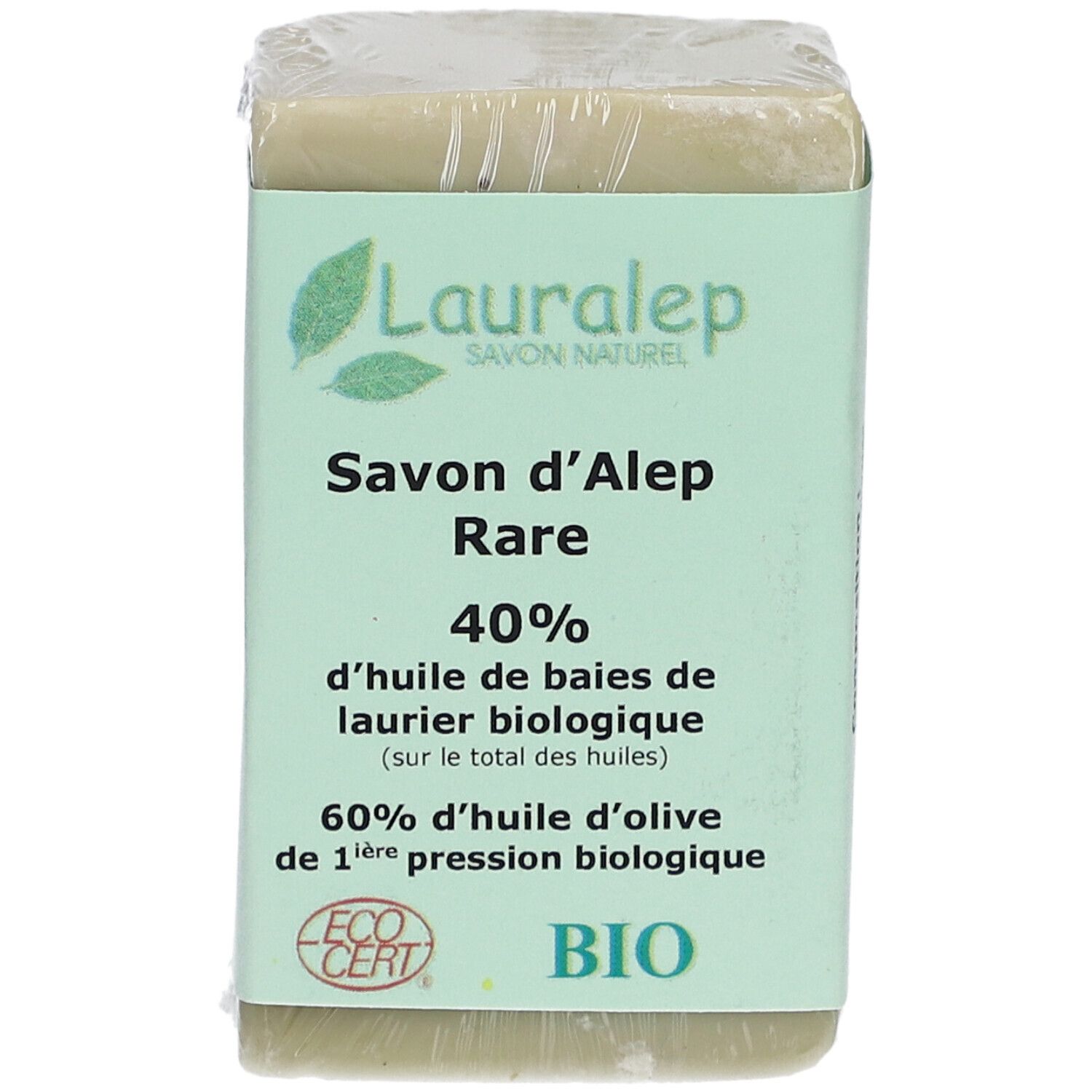 Verpakte zeep met label. Naam, ingrediënten en bio-certificering. Groenachtige kleur.