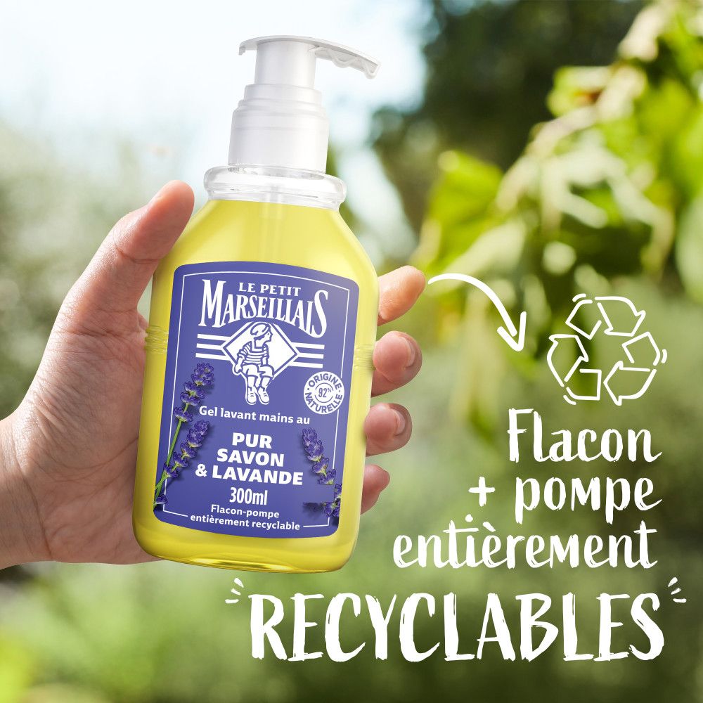 Hand die een fles handwasgel vasthoudt. Fles met pomp. Tekst: Flacon + pompe entièrement recyclables.