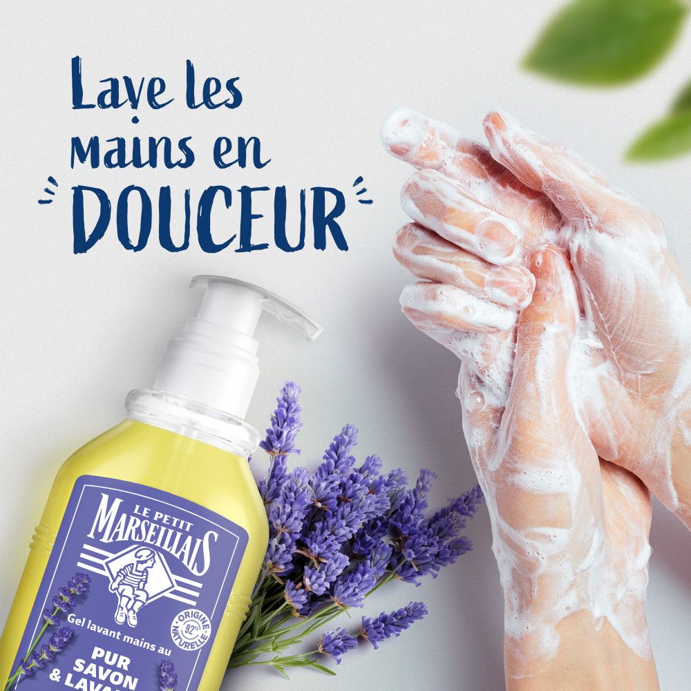 Handen wassen met handwasgel. Fles met pomp. Merk: LE PETIT MARSEILLAIS. Tekst: Lave les mains en DOUCEUR.