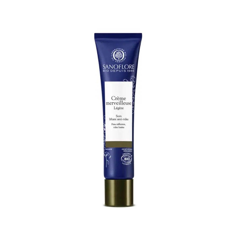 Blauwe tube met productnaam en logo. "Crème Merveilleuse Légère" en "SANOFLORE BIO" zijn zichtbaar.