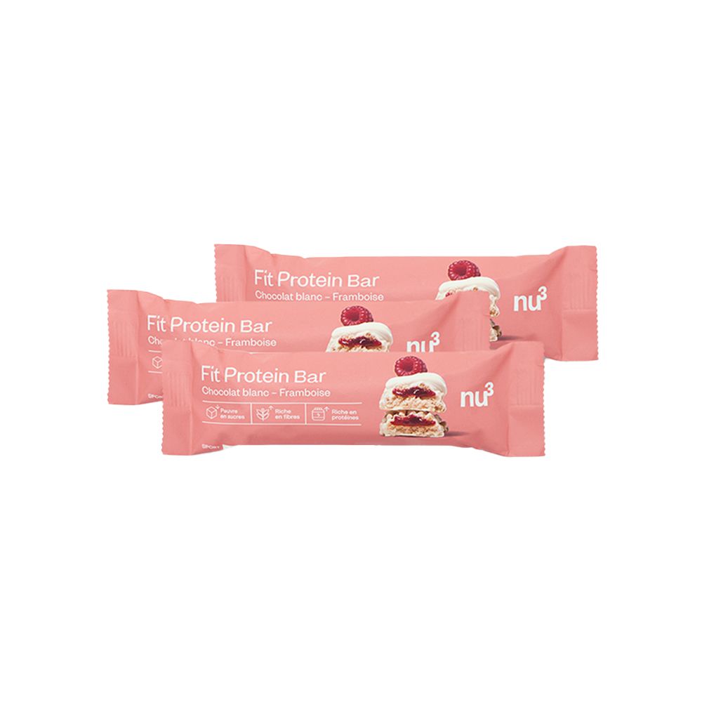 Trois barres protéinées emballées en rose. Inscription : Fit Protein Bar, chocolat blanc-framboise, logo nu3.