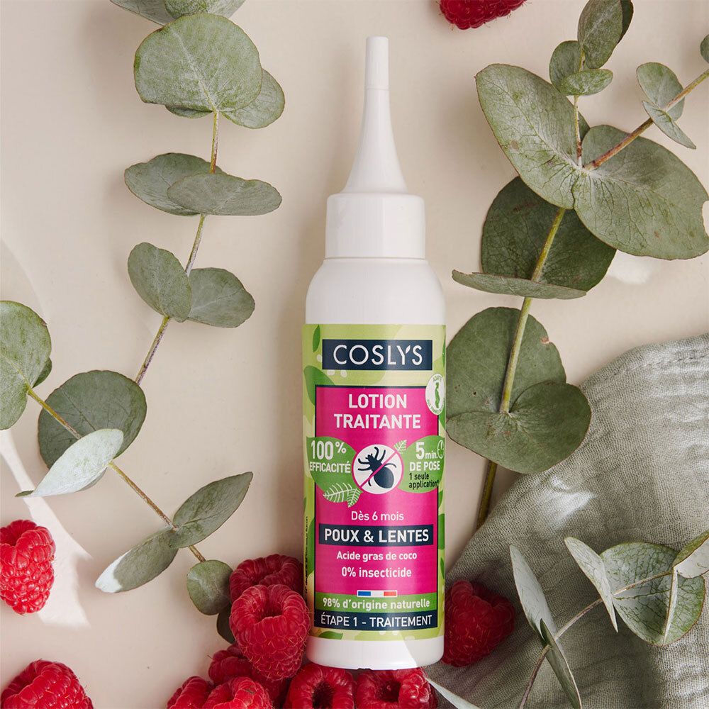 Witte fles met groene en roze etiketten. Tekst: Coslys Lotion Traitante Poux & Lentes. Met frambozen en bladeren.