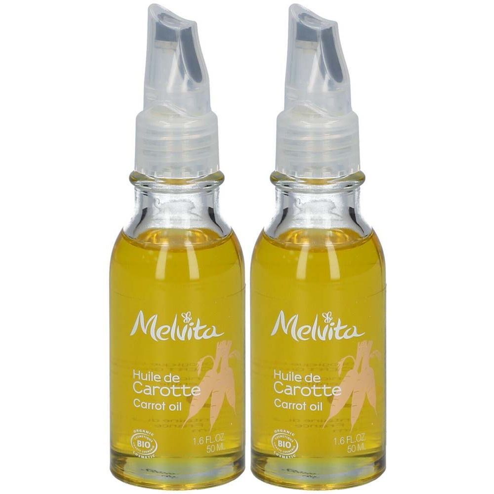 Twee glazen flessen met gele olie. Opschrift: Melvita, Huile de Carotte, Carrot oil, BIO. Transparante doseerdoppen.