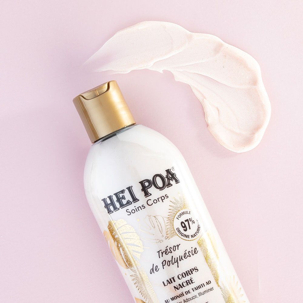 Fles en productmonster op roze achtergrond. Opschrift: Hei Poa, Soins Corps, Trésor de Polynésie, Lait Nacré, Sparkle Body Milk. 97% natuurlijk.