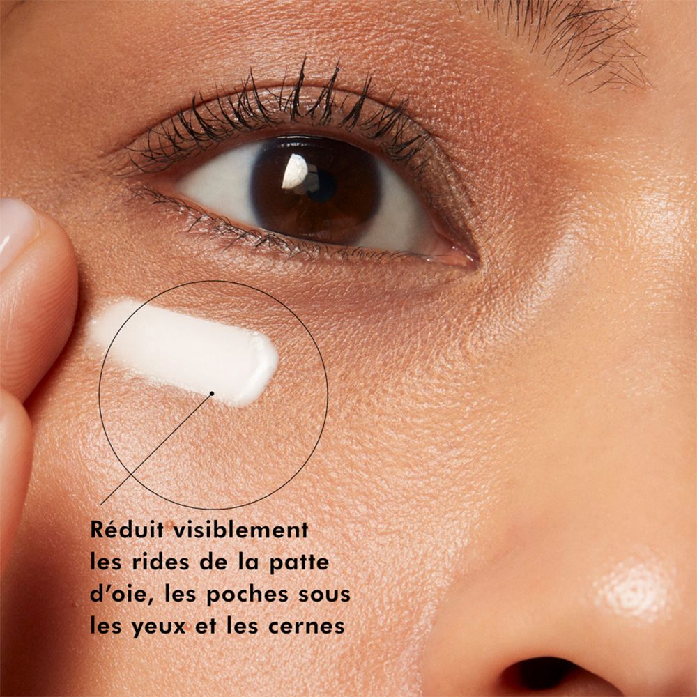 Gros plan sur un œil. Crème appliquée. Réduit les rides, les poches et les cernes.