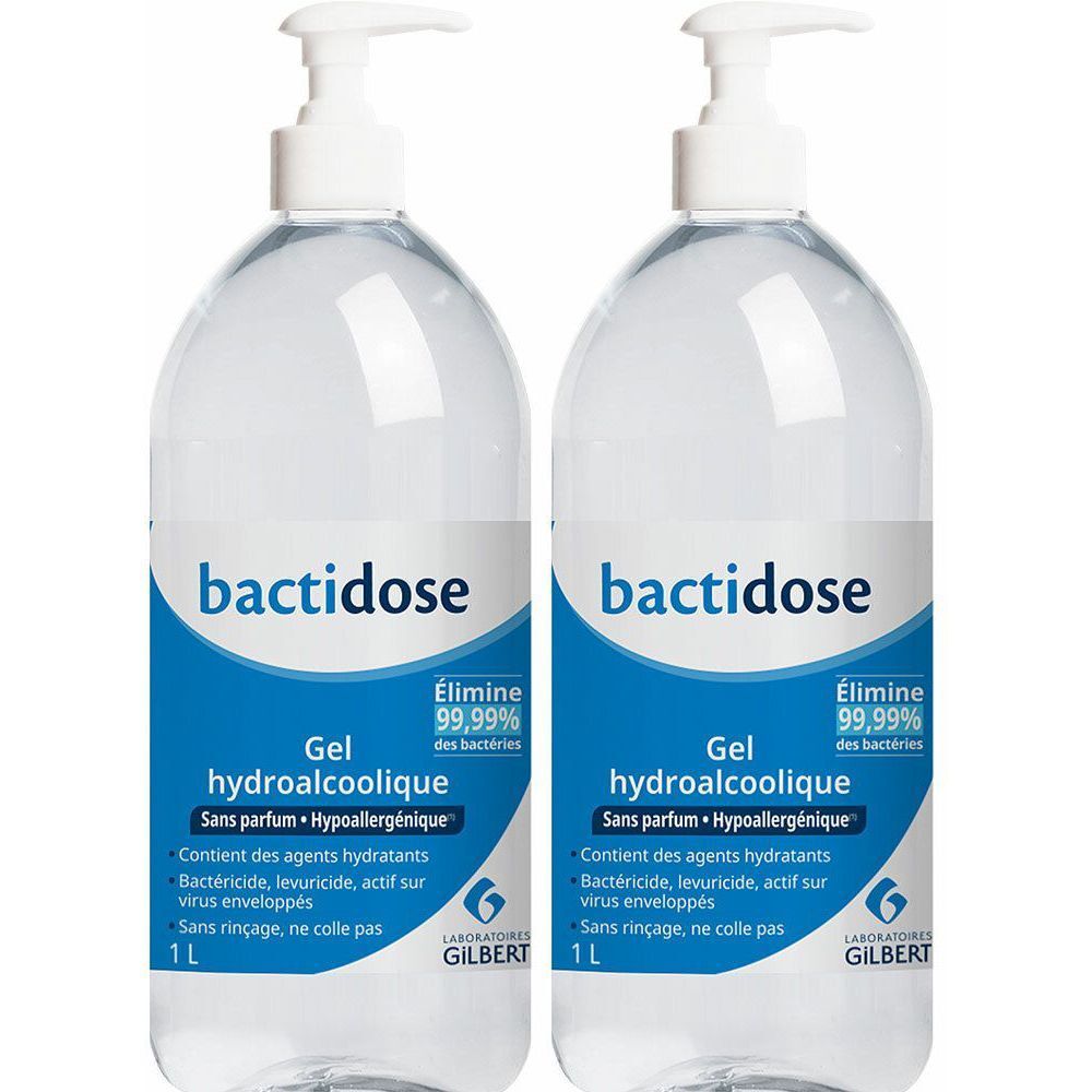 Twee transparante flessen met witte pomp. Blauw etiket met "bactidose Gel hydroalcoolique". Bevat 1L.