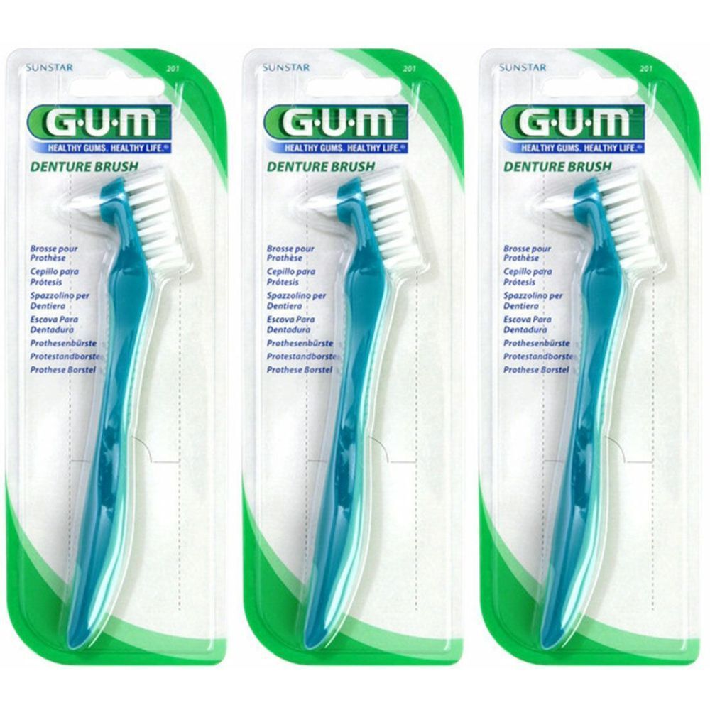 Drie tandprotheseborstels in verpakking. Turquoise handvat, witte borstelkop. Merk: GUM.