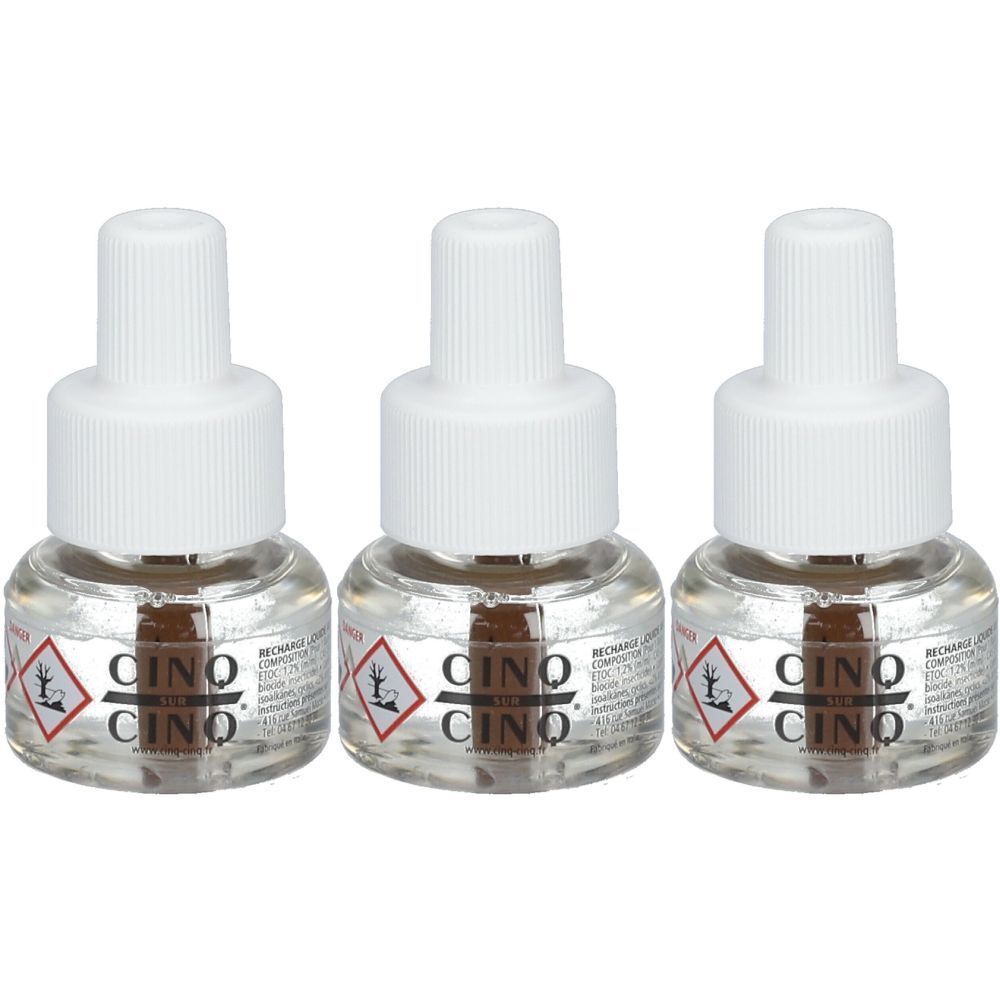 Drie flesjes met witte dop. Op de etiketten staat "Cinq sur Cinq" en een gevaarsymbool.