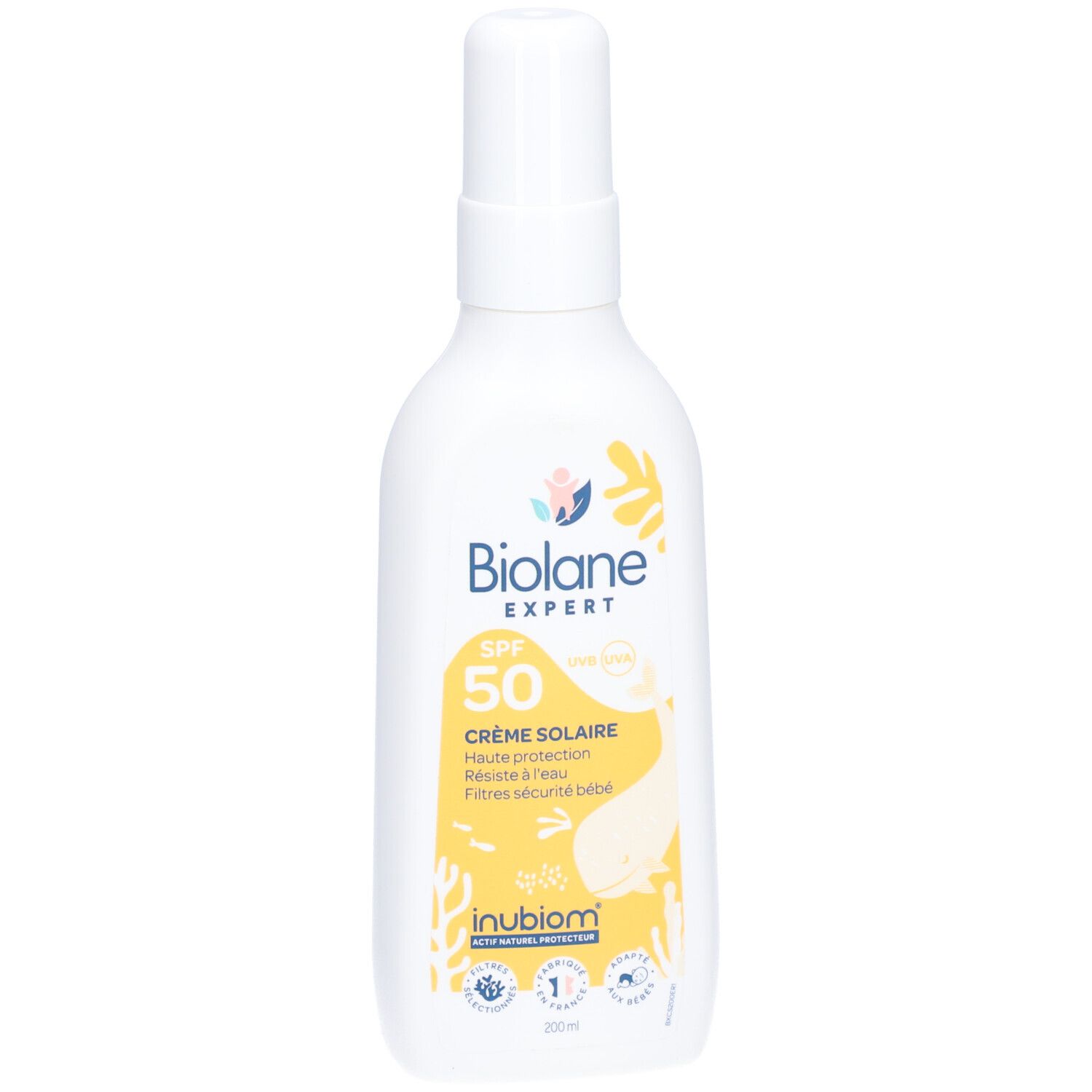 Witte fles met verstuiver, Biolane Expert Crème Solaire SPF50. Geel etiket met tekst en illustraties.