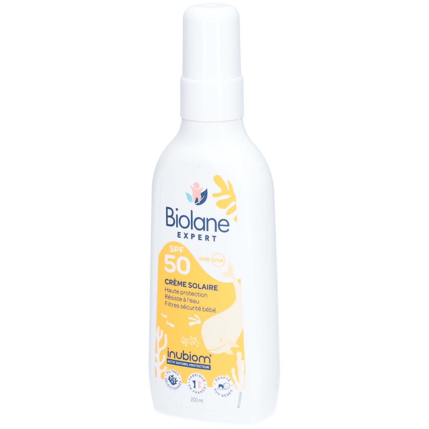 Witte fles met verstuiver, Biolane Expert Crème Solaire SPF50. Geel etiket met tekst en illustraties.