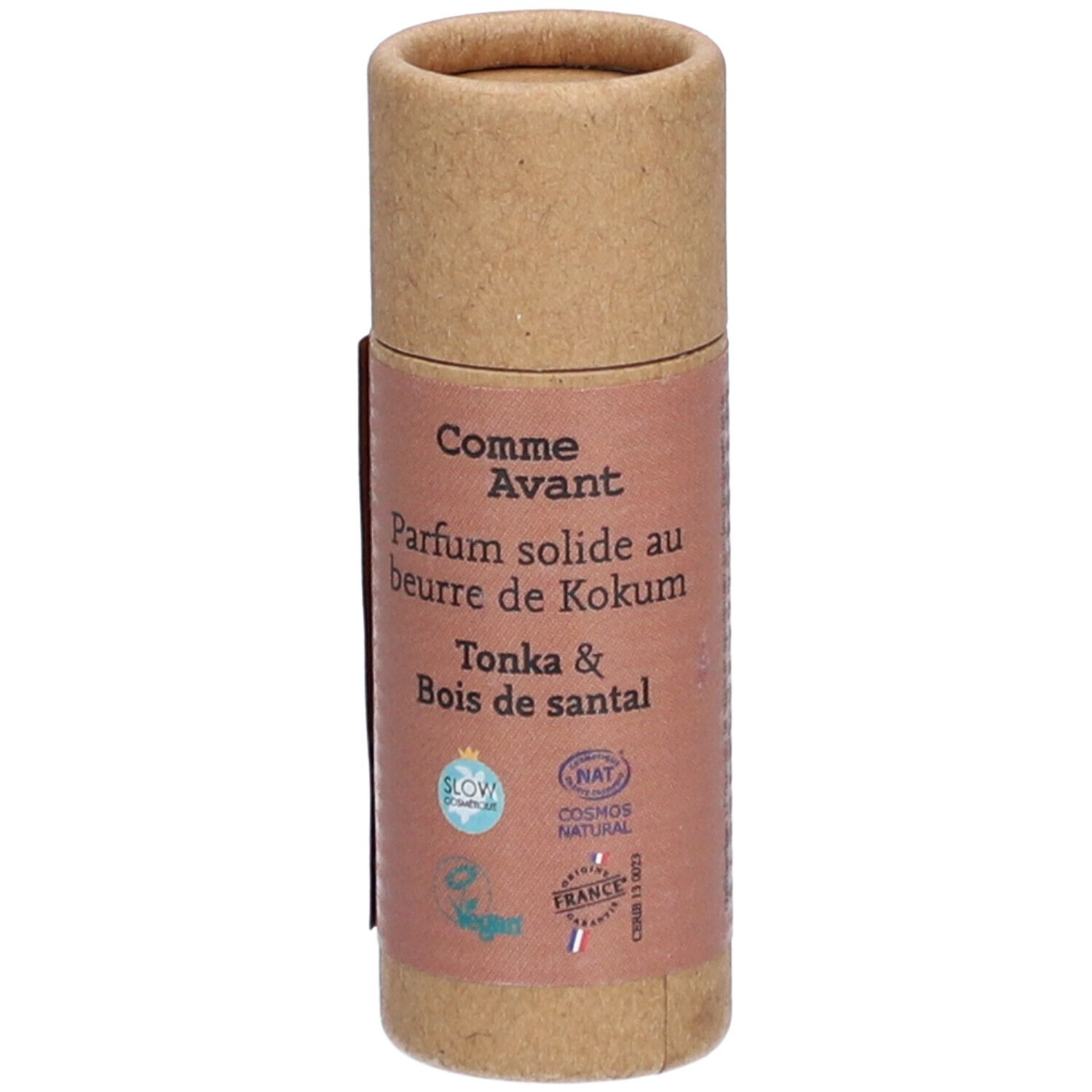 Cilindrische verpakking van bruin karton. Opschrift: Comme Avant, Parfum solide au beurre de Kokum, Tonka & Bois de santal. Logo's.