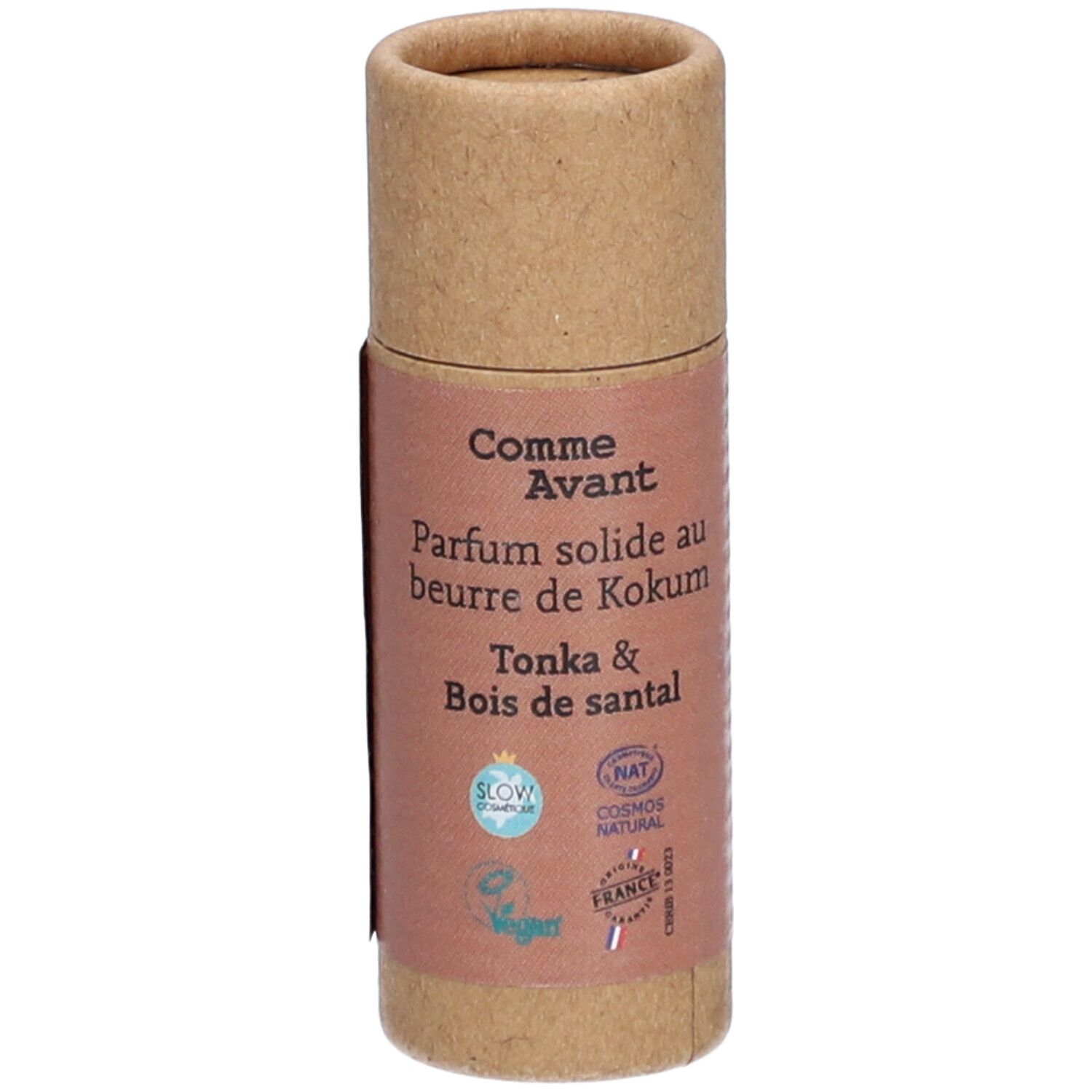 Cilindrische verpakking van bruin karton. Opschrift: Comme Avant, Parfum solide au beurre de Kokum, Tonka & Bois de santal. Logo's.
