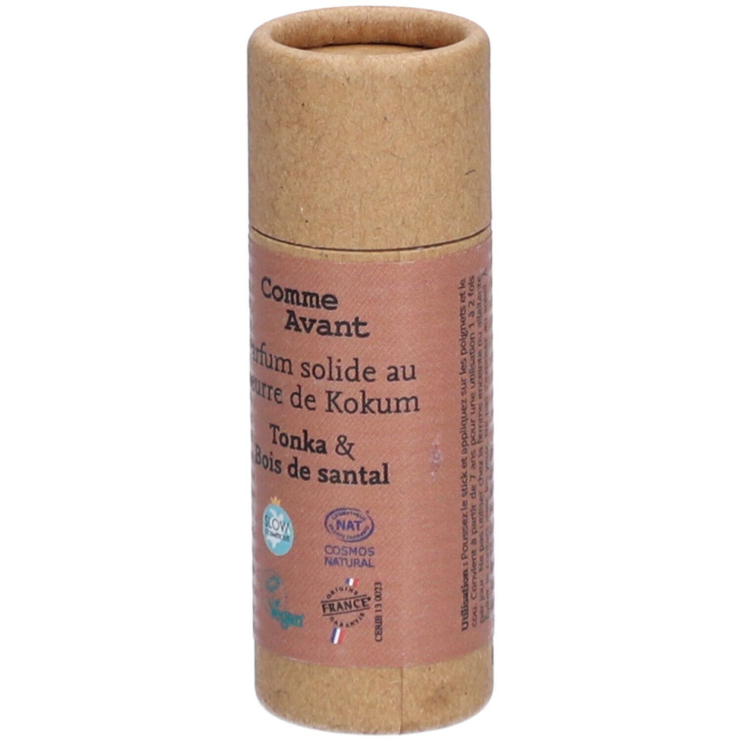 Cilindrische verpakking van bruin karton. Opschrift: Comme Avant, Parfum solide au beurre de Kokum, Tonka & Bois de santal. Logo's.