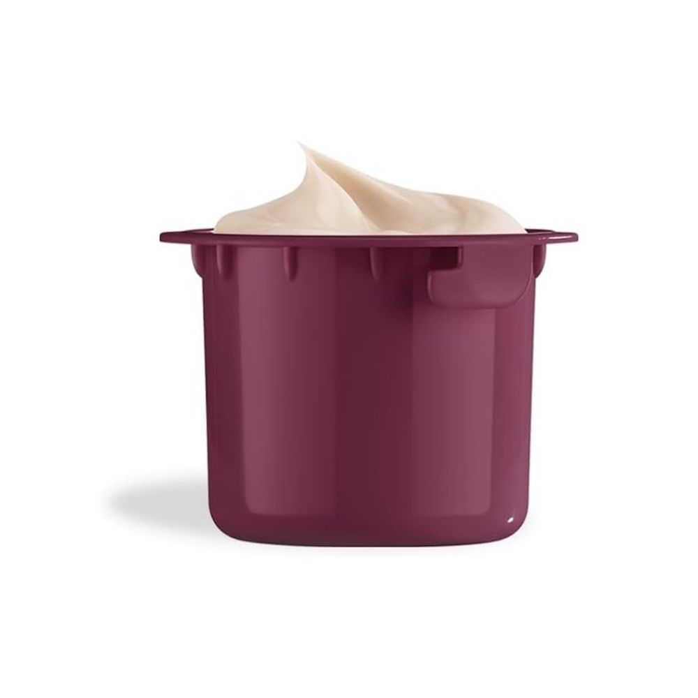 Een open, donkerrode pot met een romige, lichtbeige textuur die eruit steekt.