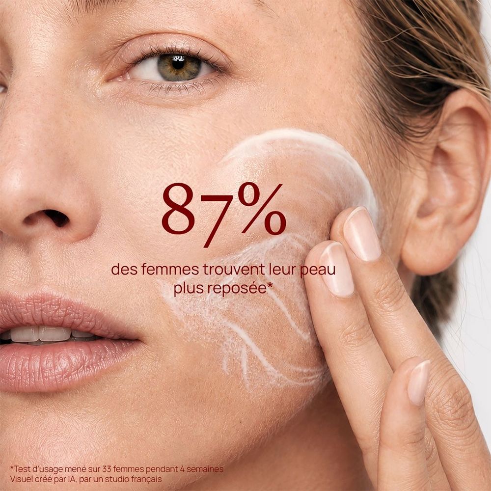 Close-up van een gezicht waarop witte crème wordt aangebracht. 87% van de vrouwen vindt hun huid meer uitgerust.
