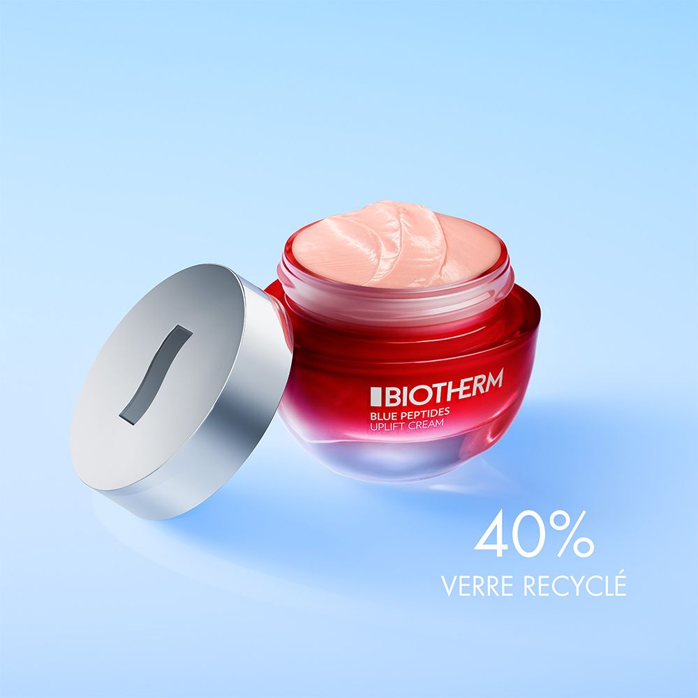 Open Biotherm Blue Peptides Uplift Cream Rich met rode glazen pot en zilverkleurig deksel.