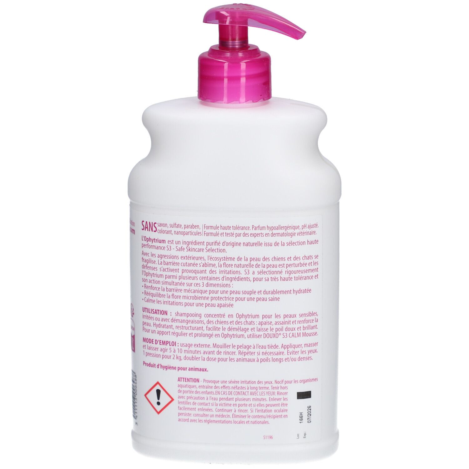 Achterkant van een witte fles met roze pomp. Tekst en ingrediënten gedrukt.