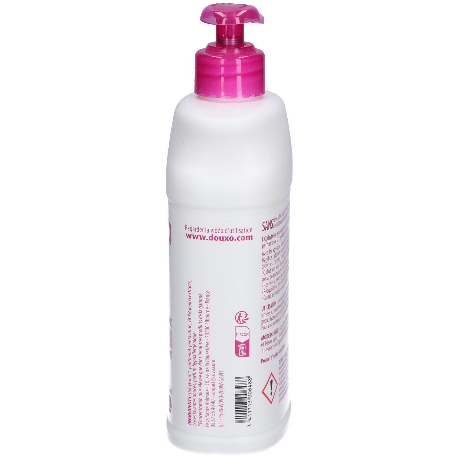 Achterkant van een witte fles met roze pomp. Tekst en ingrediënten gedrukt.